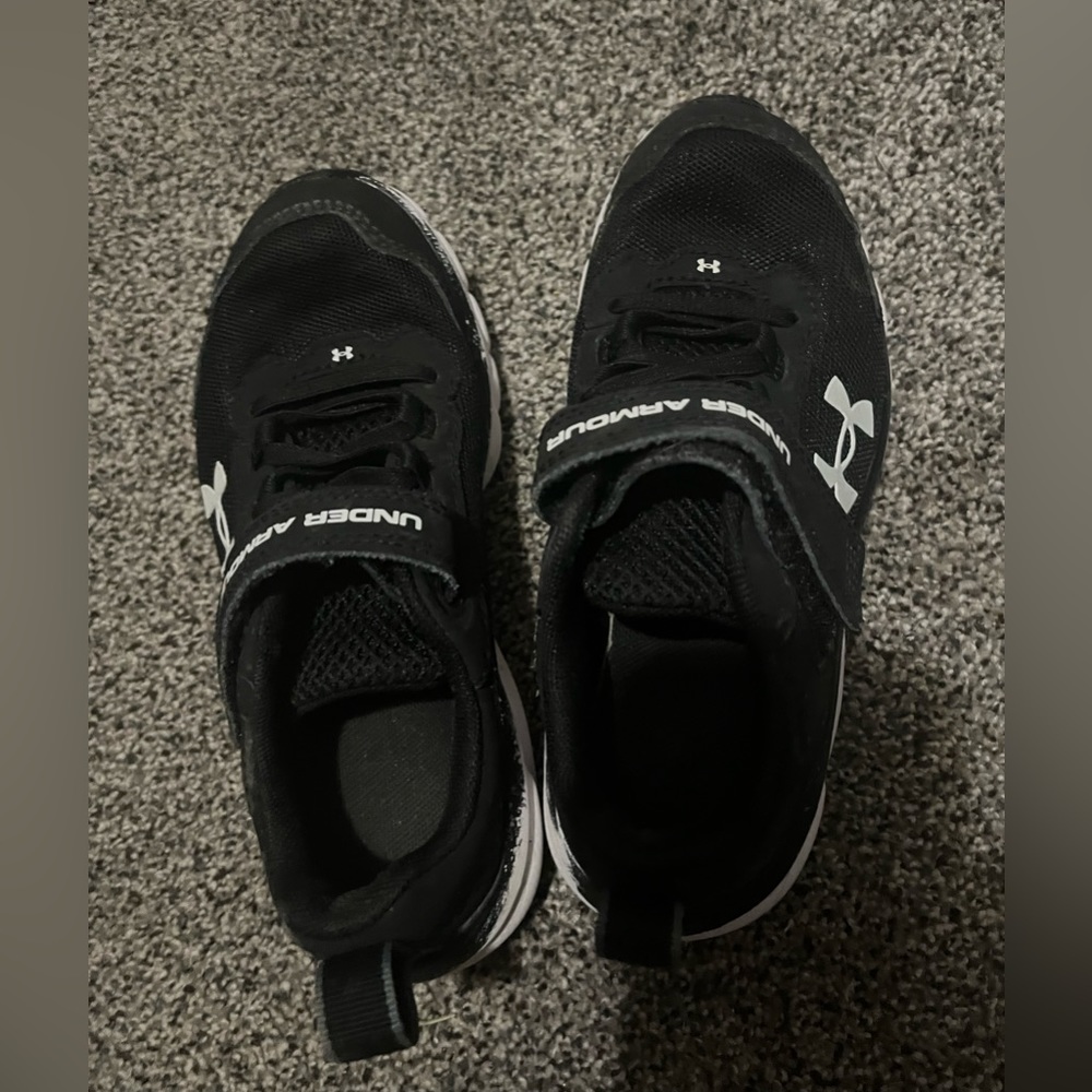 Toddler 13k black and white tennie shoes